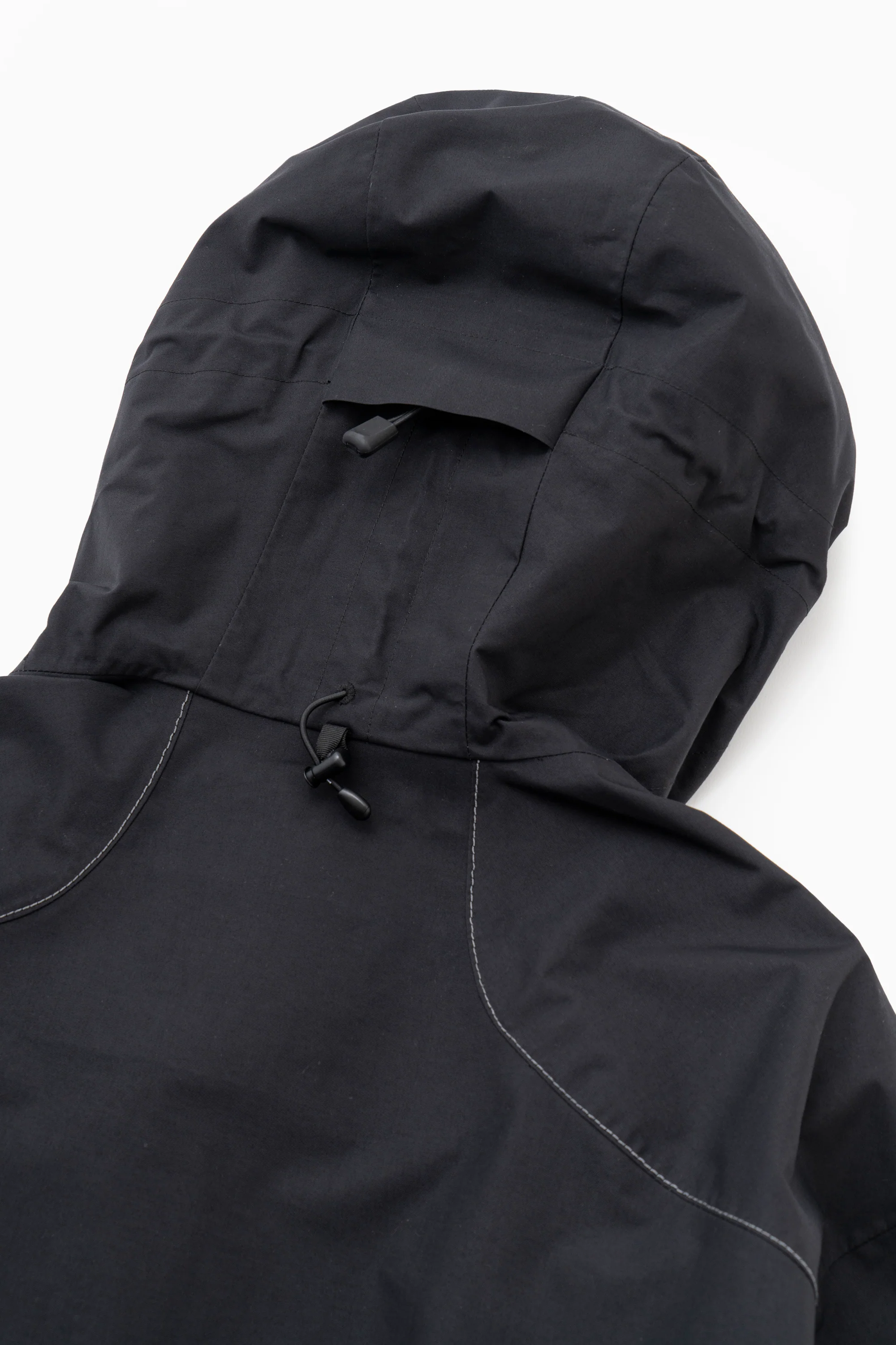 And Wander 2.5L Hiker Rain Jacket - Black - Image 12