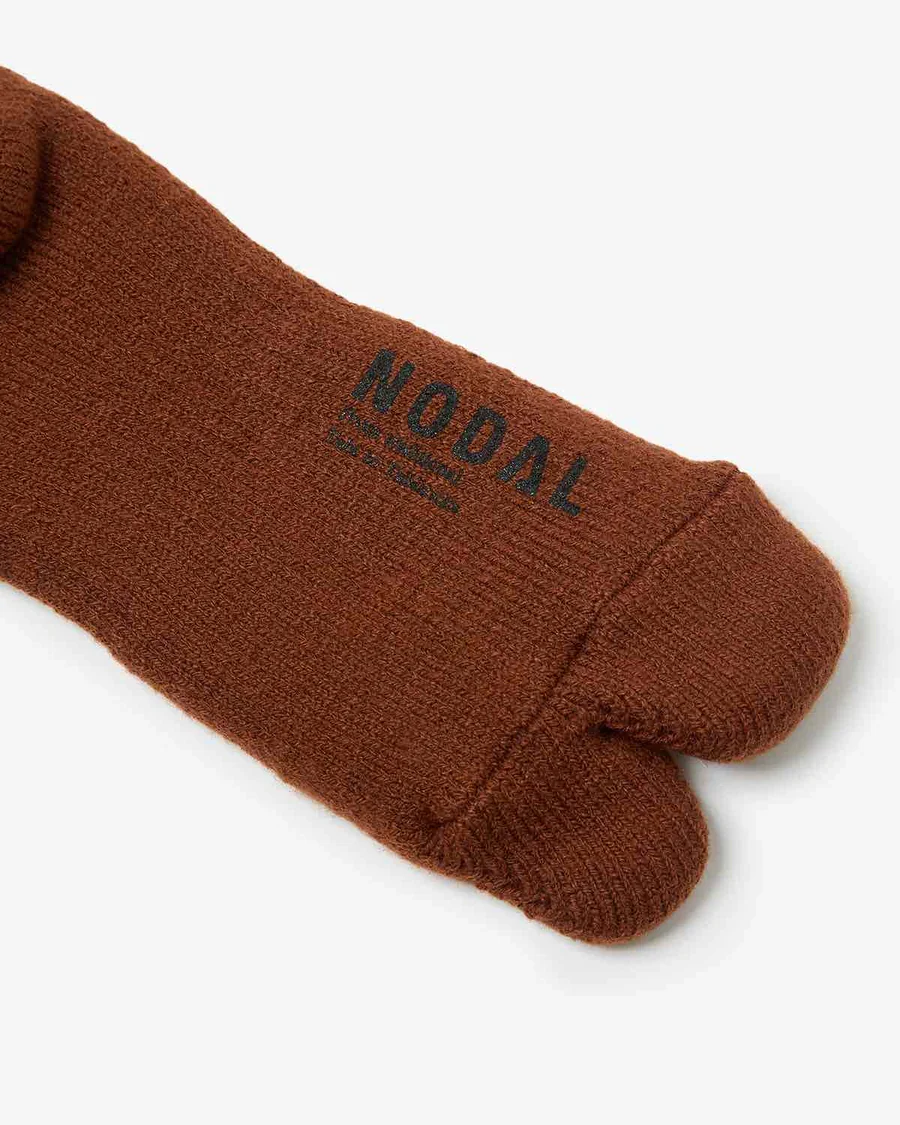 NODAL Brushed Pile Tabi Socks - Coffee - Image 3