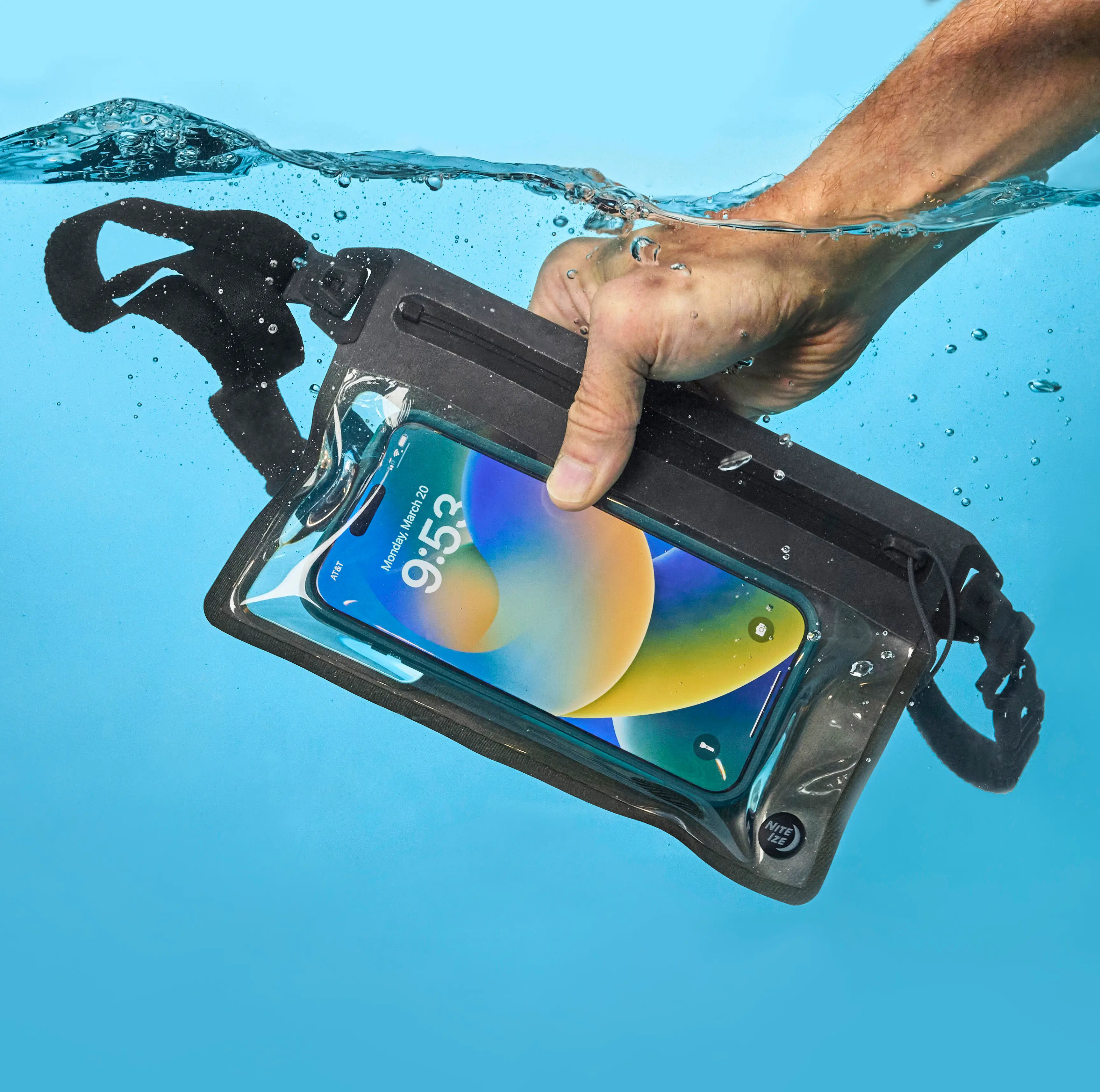 Nite Ize RunOff Waterproof Phone Belt Pouch - Charcoal - Image 4